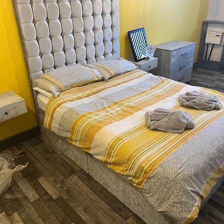 Town Center Large 2 Bedroom Apartment- Sleeps Up To 6 - Dogs Welcome - 2 Minutes From Train Station Blackpool Eksteriør bilde