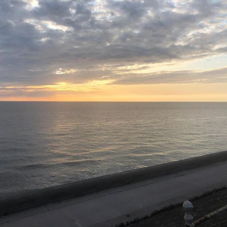 Town Center Large 2 Bedroom Apartment- Sleeps Up To 6 - Dogs Welcome - 2 Minutes From Train Station Blackpool Eksteriør bilde