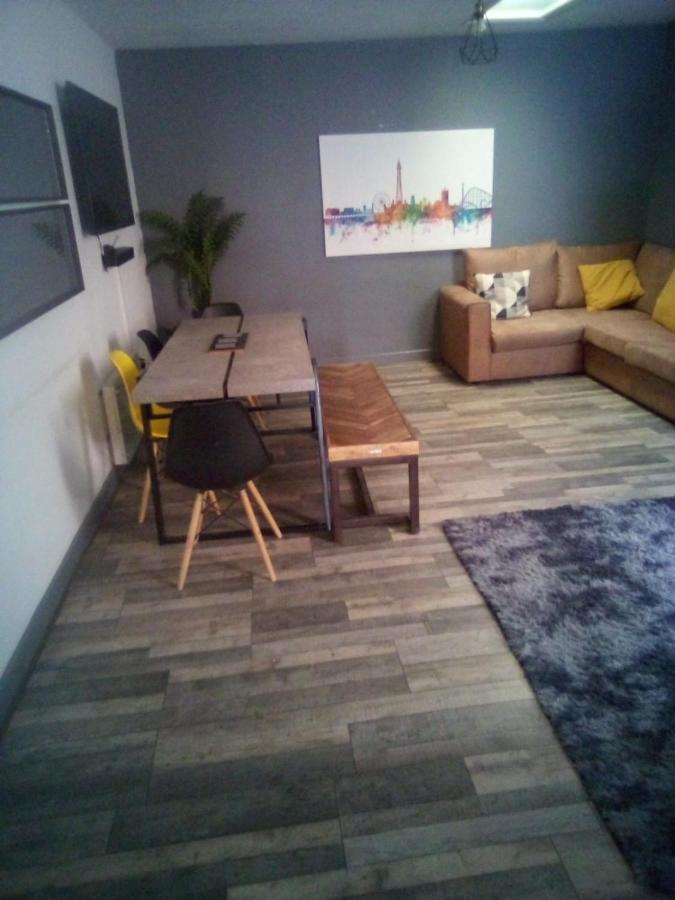 Town Center Large 2 Bedroom Apartment- Sleeps Up To 6 - Dogs Welcome - 2 Minutes From Train Station Blackpool Eksteriør bilde