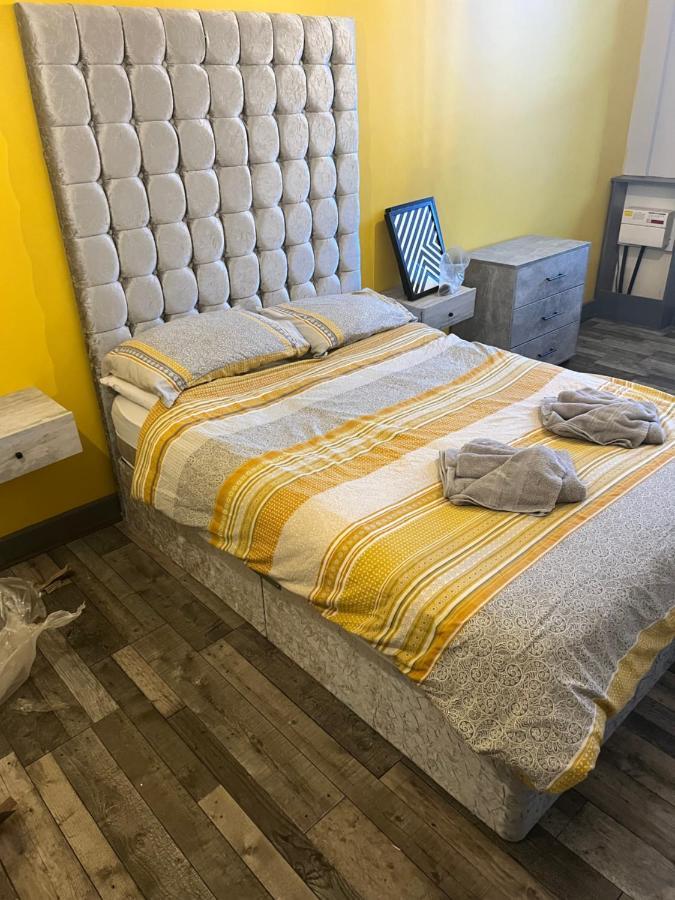 Town Center Large 2 Bedroom Apartment- Sleeps Up To 6 - Dogs Welcome - 2 Minutes From Train Station Blackpool Eksteriør bilde