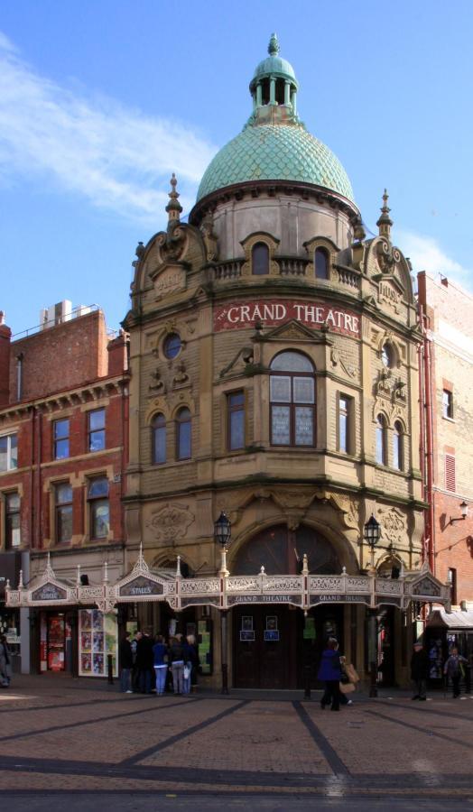Town Center Large 2 Bedroom Apartment- Sleeps Up To 6 - Dogs Welcome - 2 Minutes From Train Station Blackpool Eksteriør bilde