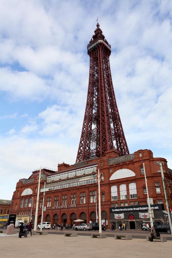 Town Center Large 2 Bedroom Apartment- Sleeps Up To 6 - Dogs Welcome - 2 Minutes From Train Station Blackpool Eksteriør bilde
