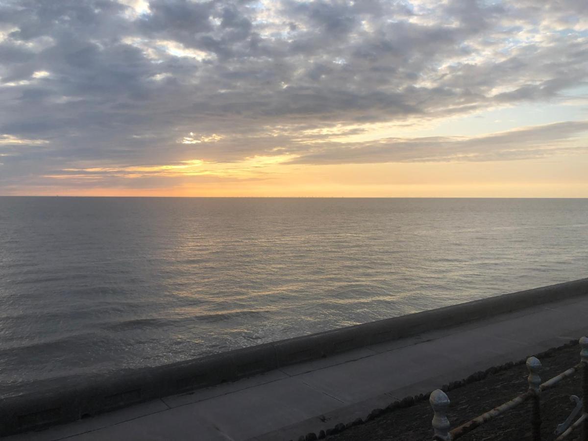 Town Center Large 2 Bedroom Apartment- Sleeps Up To 6 - Dogs Welcome - 2 Minutes From Train Station Blackpool Eksteriør bilde