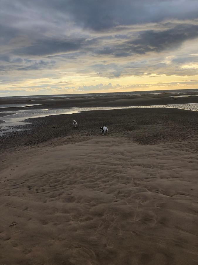 Town Center Large 2 Bedroom Apartment- Sleeps Up To 6 - Dogs Welcome - 2 Minutes From Train Station Blackpool Eksteriør bilde